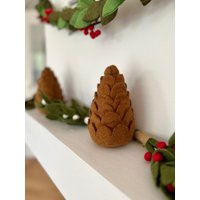 Weihnachtliche Tannenzapfen I Weihnachtsschmuck Weihnachtsdeko Herbstdeko Winter Tischdeko Aus Filz Kiefernzapfen Walddeko von NachaInterior