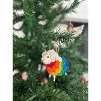 Weihnachtsanhänger Regenbogenschaf I Christbaumschmuck Weihnachtsdeko Winter Weihnachtsbaum Weihnachtsschaf Pride Regenbogen von NachaInterior