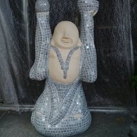 Lachender Buddha-Mosaik Aus Grauem Und Perlgrauem Glasemail von NadMosaicCeramic