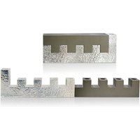 Aluminium Jerusalem Wände Shaped Traveling Hanukkah Menorah Mit Gehämmerter Oberfläche von NadavArtJudaica