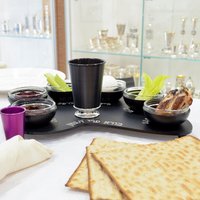 Moderner Schwarzer Seder Teller, Handgemachter Passover Glattes Schwarz, Buntes Pesach Tablett, Farbpalette, Einzigartiges Design, Individuelle von NadavArtJudaica