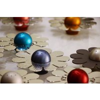 Salzstreuer in Blütenform Mit Gehämmerter Silber-Oberfläche Salzstreuer in Blütenform Mit Gehämmerter Silber-Oberfläche von NadavArtJudaica