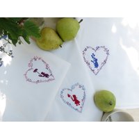 3 Bestickte Geschirrtücher Biobaumwolle Set Blumenkinder Herzförmiger Blütenrahmen von Nadelfein