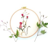 stickerei Gerahmt Wandbild Bestickt Deko Blumenkind Zwerg Wichtel Elf Klee Blumenwiese Gras von Nadelfein