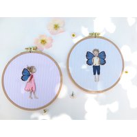 stickerei Gerahmt Wandbild Bestickt Deko Junge Mädchen Elf Schmetterling Garten Natur Märchen Kinderzimmer Geschenk Geburtstag Geburt Taufe stickerei Gerahmt Wandbild Bestickt Deko Junge Mädchen Elf Schmetterling Garten Natur Märchen Kinderzimmer Geschenk Geburtstag Geburt Taufe von Nadelfein