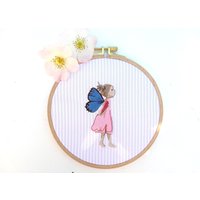 stickerei Gerahmt Wandbild Bestickt Deko Mädchen Elfe Fee Schmetterling Garten Natur Märchen Kinderzimmer Geschenk Geburtstag Geburt Taufe stickerei Gerahmt Wandbild Bestickt Deko Mädchen Elfe Fee Schmetterling Garten Natur Märchen Kinderzimmer Geschenk Geburtstag Geburt Taufe von Nadelfein