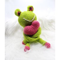 Frosch Kantenhocker Mit Herz, Gehäkelte Tiere, Liebe Handgemacht, Kleines Geschenk Für Freund Und Gute Laune von NadelliebeVonAnna