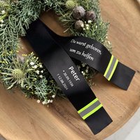 Trauerschleife | Feuerwehr-Design Grabgesteck Schleife 40 Mm Trauerschleife | Feuerwehr-Design Grabgesteck Schleife 40 Mm von Nadelspitze
