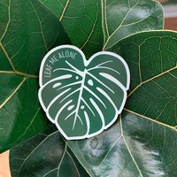 Blatt Me Alone Monstera Magnet | Pflanze Wortspiele Natur Pflanzen Nette Geschenke Illustration Auto Kühlschrank Dekoration Magnete von NadiaDesignCo