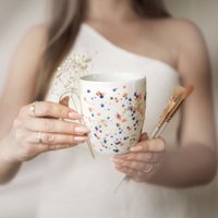 Dünne Tasse Mit 380 Ml - Blaue Und Rosa Punkte Gold Gesprenkelt von Nadzwyczajnie