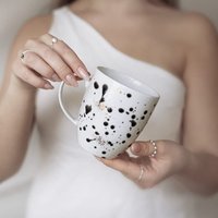 Dünne Tasse Mit 380 Ml - Schwarze Punkte Mit Gold Gefleckt von Nadzwyczajnie