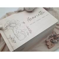 Personalisierte Xl Erinnerungsbox Kleiner Hase Mit Blume/Personalisierte Erinnerungskiste Baby Holz Taufe Geschenk Geburt von NaehkaestchenAachen