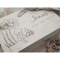 Personalisierte Xl Erinnerungsbox Kleiner Otter Mit Blume/Personalisierte Erinnerungskiste Baby Holz Taufe Geschenk Geburt Personalisierte Xl Erinnerungsbox Kleiner Otter Mit Blume/Personalisierte Erinnerungskiste Baby Holz Taufe Geschenk Geburt von NaehkaestchenAachen