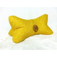 Leseknochen Knochenkissen Keilkissen Nackenkissen Nackenrolle Nackenhörnchen Kissen Grafisch Senf Weiß #3# Leseknochen Knochenkissen Keilkissen Nackenkissen Nackenrolle Nackenhörnchen Kissen Grafisch Senf Weiß #3# von NaehstuebchenJasalu