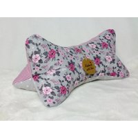 Leseknochen Nackenkissen Knochenkissen Keilkissen Nackenrolle Nackenhörnchen Kissenn Blumen Grau Weiß #9# Leseknochen Nackenkissen Knochenkissen Keilkissen Nackenrolle Nackenhörnchen Kissenn Blumen Grau Weiß #9# von NaehstuebchenJasalu