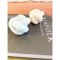 Knot Candle - Vegan Handgemachte Kerzen Aus Sojawachs in Verschiedenen Farben Und Düften Knot Candle - Vegan Handgemachte Kerzen Aus Sojawachs in Verschiedenen Farben Und Düften von Nafayette