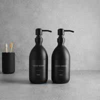 Handseife & Handcreme Mattschwarze Glasflasche 2Er-Set - Nachfüllbarer Spender Und Pumpe Mit Schwarzem Wasserdichtem Etikett | Umweltfreundlich von NamieHome