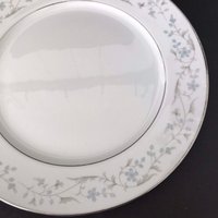 12 "Servierplatte Fairlawn Fine China 8603 Von Royal Wentworth Blaue Blumen Graue Blätter Platinum Trim Made in Japan 12 "Servierplatte Fairlawn Fine China 8603 Von Royal Wentworth Blaue Blumen Graue Blätter Platinum Trim Made in Japan von NanAndPopsAttic