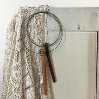 2 Antike Holz Garnrollen ... An Draht Ringen Hängend von NanAndPopsAttic