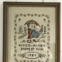 "Gerahmte Nadelspitze Entkerner Muster "Drops Of Rain" Datiert 1954 Vintage Country Decor Junge Und Mädchen Mit Regenschirm." von NanAndPopsAttic