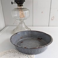 Kleine Graue Emailleware Achatware Emailliertes Metall Waschbecken Pfanne Servierschale Chippy Patina 9 1/2"Breit X 2 1/8" Hoch Nicht Perfekt von NanAndPopsAttic