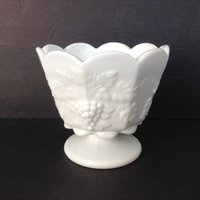 Weißer Milchglas-Sockel Für Bonbon- Oder Dessertteller Mit Gewelltem Rand Und Traubendesign - Hat Ein W Auf Der Unterseite von NanAndPopsAttic