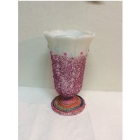 Upcycled Weißes Vintage-Glas Mit Rosa Glitzer Und Regenbogenfarbener Vase - Happy Rosa Weiß | Nbpe378 von NanaBsPeaceEmporium