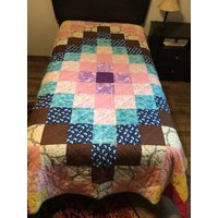 Verkauf 2 Twin Quilts 88x65 Lila Rosa Gelb Blau Braun Around The World Muster Maschinengequiltet Im Rautenmuster Geburtstag Großes Mädchen Bett von NanasShop15