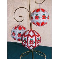 Rot & Silber Individuell - 3 1/2 "Unzerbrechliche Baumschmuck" Rot & Silber Individuell - 3 1/2 "Unzerbrechliche Baumschmuck" von NancySimpsonArt