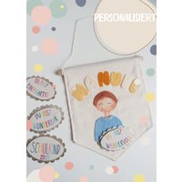 Wimpel Mit Namen Und Illustration Des Kindes/Personalisiert Deko Fürs Kinderzimmer Handgemalt Handgenäht Türschild Namensschild Wimpel Mit Namen Und Illustration Des Kindes/Personalisiert Deko Fürs Kinderzimmer Handgemalt Handgenäht Türschild Namensschild von Naniloves
