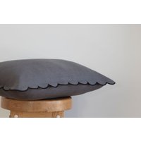 Dunkelgrauer Leinen Bogenkanten Kissenbezug Mit Weißer Oder Schwarzer Detaillierung von NapkinsWorld