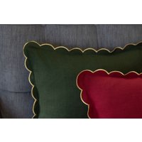 Home Elegance Das 2Er Set Kissenbezüge Dark Moss Green Und Burgundy Mit Bogenkanten in Gold Home Elegance Das 2Er Set Kissenbezüge Dark Moss Green Und Burgundy Mit Bogenkanten in Gold von NapkinsWorld