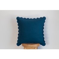 Türkisblauer Leinen-Kissenbezug Mit Ausgebogter Kante Und Weißen Details Türkisblauer Leinen-Kissenbezug Mit Ausgebogter Kante Und Weißen Details von NapkinsWorld