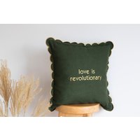 Sofort Lieferbar Love Ist Ein Revolutionärer Dunkler Mossgrün-Kissenbezug Mit Ausgebogten Goldkanten Und Stickerei Sofort Lieferbar Love Ist Ein Revolutionärer Dunkler Mossgrün-Kissenbezug Mit Ausgebogten Goldkanten Und Stickerei von NapkinsWorld