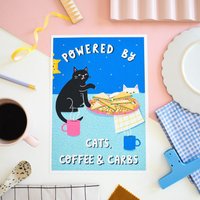 Powered By Coffee, Carbs & Cats - A4 Schwerer Kunstdruck von NatEllisIllo