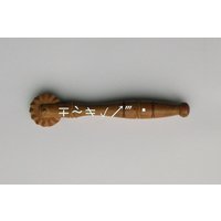 Vintage Primitive Werkzeug Gebäck Crimper Cutter Masse Holzgriff Rustikaler Stil Wohnkultur Art Design von Natali196