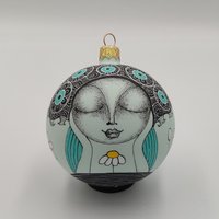 Mädchen Mit Gänseblümchen - Handgemalte Glasweihnachtsverzierung, Malerei Auf Kugeln, Kunst Ornamenten Mädchen Mit Gänseblümchen - Handgemalte Glasweihnachtsverzierung, Malerei Auf Kugeln, Kunst Ornamenten von NatalkaMyhalArts