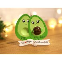 Avocado-Paar Erwartet Personalisierte Weihnachtsverzierung, Familie Mit 2 Verzierung, Wir Erwarten, Erwarten Baby Verzierung von Natlandia
