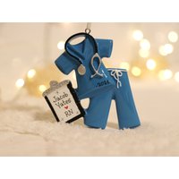Blaue Scrubs Personalisierte Weihnachtsverzierung, Krankenschwester Ornament, Doktor Beste Krankenschwester, Medizinstudierende Ersthelfer von Natlandia