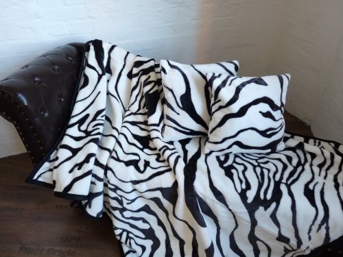Natur-Fell-Shop 3tlg. Set Kuscheldecke Tagesdecke Zebra 160x200cm + 2 Kissen 40x40cm von Natur-Fell-Shop