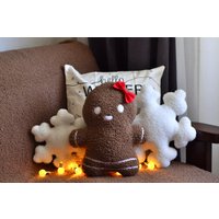 Lebkuchen Mädchen Kissen - Entzückende Festliche Weihnachtsdeko Geschenk | Teddy Booklewinter Festliches Weihnachtskissen von NaturalDecorForHome