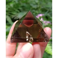 Natürliche Rauchquarz-Kristallpyramide/Brauner Rauchquarz-Schnitzerei Kaffeefarbe Transparente Dreieckige Pyramide 20-50mm Natürliche Rauchquarz-Kristallpyramide/Brauner Rauchquarz-Schnitzerei Kaffeefarbe Transparente Dreieckige Pyramide 20-50mm von NaturalMineralsArt