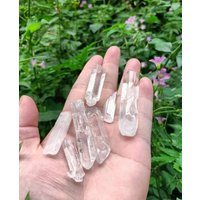 Polierte Klare Quarzstäbe/Großhandel Kristallpunkte Kristallstreifen Quarzstäbchen Ungefähre Länge Ist 30-60 Mm Ungebohrt Polierte Klare Quarzstäbe/Großhandel Kristallpunkte Kristallstreifen Quarzstäbchen Ungefähre Länge Ist 30-60 Mm Ungebohrt von NaturalMineralsArt