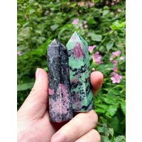 Rubin Im Zoisit Turm/Polierter Grüner Stein Punkt Natürlicher Edelstein Schmuckherstellung Bergmann Exemplar Größe Ca. 30 ~ 70 Mm von NaturalMineralsArt