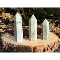 A+ Baumstruktur Naturstein Turmspitze Mit Grünen Adern | Obelisk Kristallstab Heilstein Energie Entgiftung Naturgeister von NaturalRemedyOasis