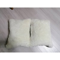 Set Aus 2.echtes Schaffell Kissen. Dekokissen - Shearling Home Decor. Super Weiches Premium-Qualitäts-Akzent-Kissen.40.cm.30.cm.13.5.ft.10.ft von NaturalSheepSkinShop