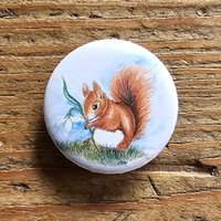 Kühlschrankmagnet Oder Button "Eichhörnchen Mit Schneeglöckchen" von NatureToPin
