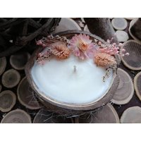 Duftkerze Mit Getrockneten Blumen in Einer Kokosnussschale von NatureetSensBoutique