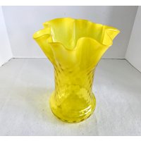 Murano Stye 11" Gelb Taschentuch Vase Mit Dimple Design von NaturelandCandles