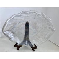 Schillernde Geprägte Blume 17" Serviertablett von NaturelandCandles